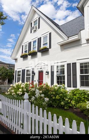 Haus mit Peaked/Gable Roof in Provincetown, Cape Cod, Massachusetts, USA. Stockfoto