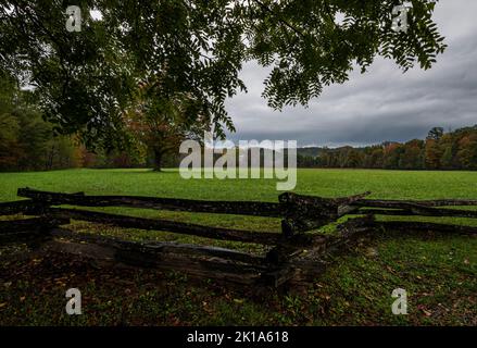 Im Herbst befindet sich in Cades Cove, Great Smoky Mountains National Park, Blount County, Tennessee, ein geteilter Eisenbahnzaun bei Cable Mill Stockfoto