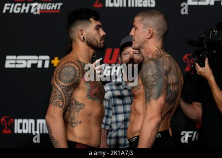 LAS VEGAS, NV - 16. SEPTEMBER: Anthony Hernandez (L) und Marc-Andre Barriault (R) stellen sich für die offiziellen Wägeeinlagen bei UFC Apex für die UFC Fight Night - Vegas 60 - Sandhagen vs Song- Wägeeinlagen am 16. September 2022 in Las Vegas, NV, USA, vor. (Foto von Louis Grasse/PxImages) Credit: Px Images/Alamy Live News Stockfoto