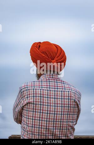 Rückansicht des indischen Mannes, der im Freien Red Turban trägt Stockfoto