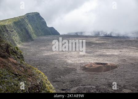 Formica Leo kleiner Krater in der Nähe des aktiven Vulkans Piton de la Fournaise, Insel Réunion, Frankreich Stockfoto