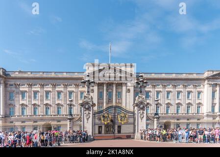 Großbritannien, London - 29. Juli 2022: Touristen warten auf die Wachablösung vor dem Royal Buckingham Palace. Stockfoto