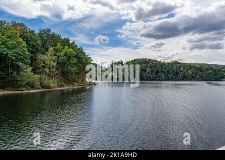 Der Rursee, mitten im Nationalpark Eifel, ist von einer einzigartigen Naturlandschaft und unberührter Natur umgeben Stockfoto