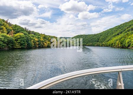 Der Rursee, mitten im Nationalpark Eifel, ist von einer einzigartigen Naturlandschaft und unberührter Natur umgeben Stockfoto