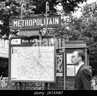 Schild mit dem U-Bahn-Logo vor einer pariser U-Bahn-Station (Metropolitain). Alte Zeiten, Vintage, Nostalgie-Konzept. Historisches Schwarzweiß-Foto. Stockfoto