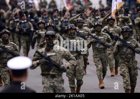 Mexiko-Stadt, Mexiko. 16. September 2022. 16. September 2022, Mexiko-Stadt, Mexiko: Die mexikanische Marine marschiert während der zivil-militärischen Parade im Rahmen des Gedenkens an den 212.. Jahrestag des Beginns der Unabhängigkeit Mexikos in der Innenstadt. Am 16. September 2022 in Mexiko-Stadt, Mexiko. (Foto: Carlos Tischler/ Eyepix Group/Sipa USA) Quelle: SIPA USA/Alamy Live News Stockfoto