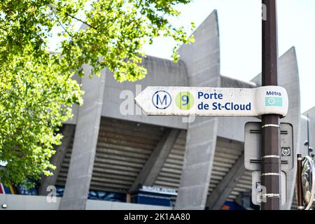 Schild mit der U-Bahn (Metro, Metropolitain) Linie 9 (Porte de Saint-Cloud) vor dem Stadion Parc des Princes, in Paris, Frankreich am September Stockfoto