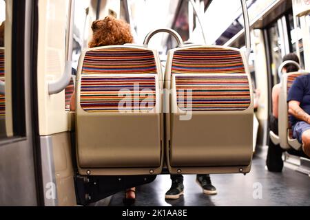 Die Abbildung zeigt eine Nahaufnahme leerer Sitze in einer Pariser Metro (U-Bahn, Metropolit) in Paris, Frankreich. Unscharfer Hintergrund mit Aussicht Stockfoto