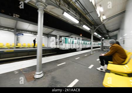Ankunft einer Pariser U-Bahn in einer pariser U-Bahn-Station (Passy, Linie 6) in Paris, Frankreich am 16. September 2022. Stockfoto