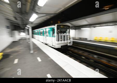 Ankunft einer Pariser U-Bahn in einer pariser U-Bahn-Station (Passy, Linie 6) in Paris, Frankreich am 16. September 2022. Stockfoto