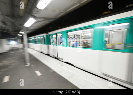 Ankunft einer Pariser U-Bahn in einer pariser U-Bahn-Station (Passy, Linie 6) in Paris, Frankreich am 16. September 2022. Stockfoto
