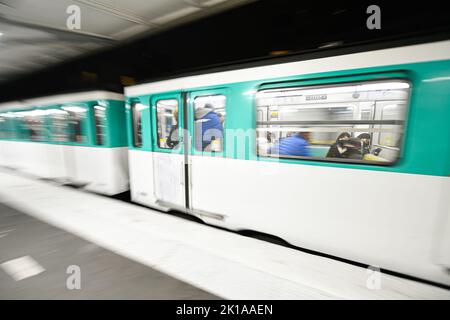 Ankunft einer Pariser U-Bahn in einer pariser U-Bahn-Station (Passy, Linie 6) in Paris, Frankreich am 16. September 2022. Stockfoto