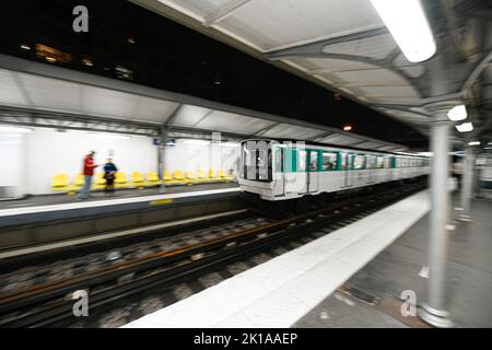 Ankunft einer Pariser U-Bahn in einer pariser U-Bahn-Station (Passy, Linie 6) in Paris, Frankreich am 16. September 2022. Stockfoto