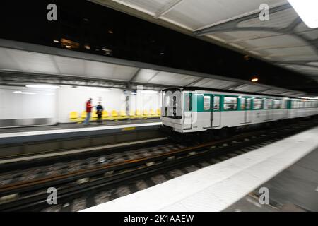 Ankunft einer Pariser U-Bahn in einer pariser U-Bahn-Station (Passy, Linie 6) in Paris, Frankreich am 16. September 2022. Stockfoto