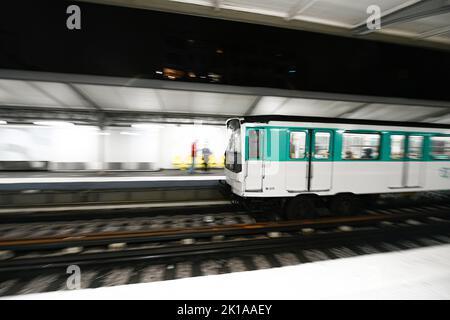 Ankunft einer Pariser U-Bahn in einer pariser U-Bahn-Station (Passy, Linie 6) in Paris, Frankreich am 16. September 2022. Stockfoto
