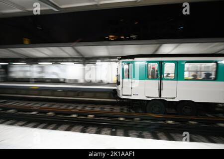 Ankunft einer Pariser U-Bahn in einer pariser U-Bahn-Station (Passy, Linie 6) in Paris, Frankreich am 16. September 2022. Stockfoto