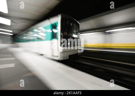 Ankunft einer Pariser U-Bahn in einer pariser U-Bahn-Station (Passy, Linie 6) in Paris, Frankreich am 16. September 2022. Stockfoto