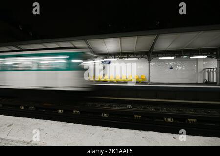 Ankunft einer Pariser U-Bahn in einer pariser U-Bahn-Station (Passy, Linie 6) in Paris, Frankreich am 16. September 2022. Stockfoto