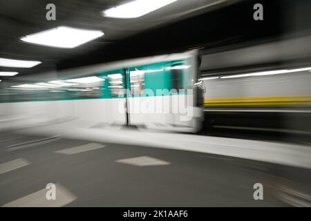 Ankunft einer Pariser U-Bahn in einer pariser U-Bahn-Station (Passy, Linie 6) in Paris, Frankreich am 16. September 2022. Stockfoto