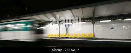 Ankunft einer Pariser U-Bahn in einer pariser U-Bahn-Station (Passy, Linie 6) in Paris, Frankreich am 16. September 2022. Stockfoto