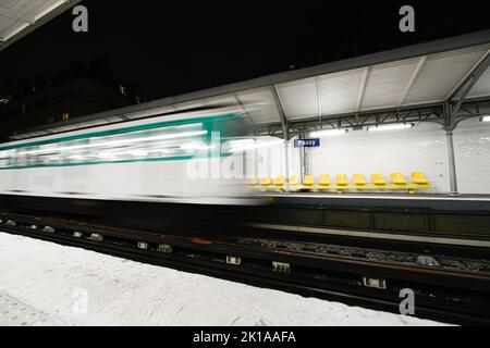 Ankunft einer Pariser U-Bahn in einer pariser U-Bahn-Station (Passy, Linie 6) in Paris, Frankreich am 16. September 2022. Stockfoto