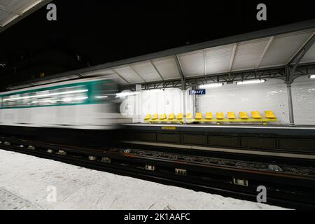 Ankunft einer Pariser U-Bahn in einer pariser U-Bahn-Station (Passy, Linie 6) in Paris, Frankreich am 16. September 2022. Stockfoto