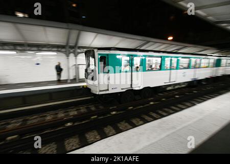 Ankunft einer Pariser U-Bahn in einer pariser U-Bahn-Station (Passy, Linie 6) in Paris, Frankreich am 16. September 2022. Stockfoto