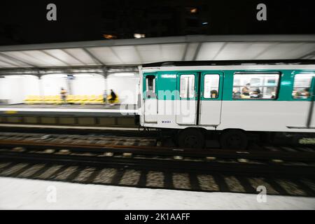 Ankunft einer Pariser U-Bahn in einer pariser U-Bahn-Station (Passy, Linie 6) in Paris, Frankreich am 16. September 2022. Stockfoto
