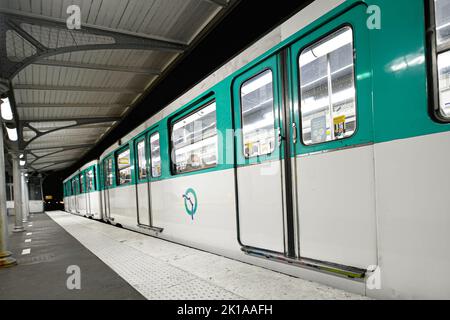 Ankunft einer Pariser U-Bahn in einer pariser U-Bahn-Station (Passy, Linie 6) in Paris, Frankreich am 16. September 2022. Stockfoto