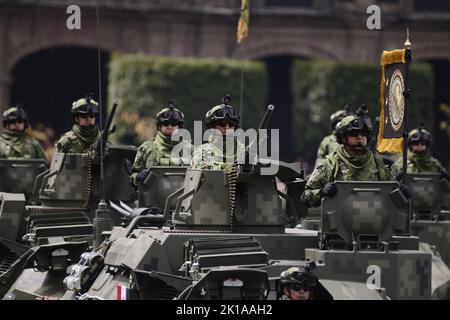 Mexiko-Stadt, Mexiko. 16. September 2022. 16. September 2022, Mexiko-Stadt, Mexiko: Die mexikanische Armee marschiert während der zivil-militärischen Parade im Rahmen des Gedenkens an den 212.. Jahrestag des Beginns der Unabhängigkeit Mexikos in der Innenstadt. Am 16. September 2022 in Mexiko-Stadt, Mexiko. (Foto: Carlos Tischler/ Eyepix Group/Sipa USA) Quelle: SIPA USA/Alamy Live News Stockfoto