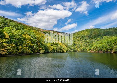 Der Rursee, mitten im Nationalpark Eifel, ist von einer einzigartigen Naturlandschaft und unberührter Natur umgeben Stockfoto