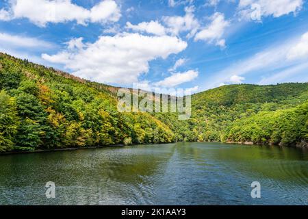 Der Rursee, mitten im Nationalpark Eifel, ist von einer einzigartigen Naturlandschaft und unberührter Natur umgeben Stockfoto