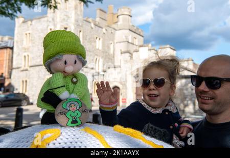 Windsor, Großbritannien. 16.. September 2022. Clara Wotherspoon und ihr Vater Mike sehen sich eine gestrickte Figur von her Majesty the Queen auf einem Briefkasten vor Windsor Castle an. Es wurde als Tribut von den Ickenham Postbox Toppers als Tribut an die verstorbene Königin hinterlassen. Quelle: Maureen McLean/Alamy Live News Stockfoto