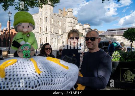 Windsor, Großbritannien. 16.. September 2022. Clara Wotherspoon und ihr Vater Mike sehen sich eine gestrickte Figur von her Majesty the Queen auf einem Briefkasten vor Windsor Castle an. Es wurde als Tribut von den Ickenham Postbox Toppers als Tribut an die verstorbene Königin hinterlassen. Quelle: Maureen McLean/Alamy Live News Stockfoto