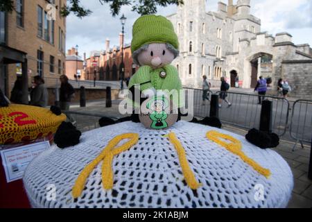 Windsor, Großbritannien. 16.. September 2022. Ihre Majestät die Königin auf einem Briefkasten vor Windsor Castle. Es wurde als Tribut von den Ickenham Postbox Toppers als Tribut an die verstorbene Königin hinterlassen. Quelle: Maureen McLean/Alamy Live News Stockfoto