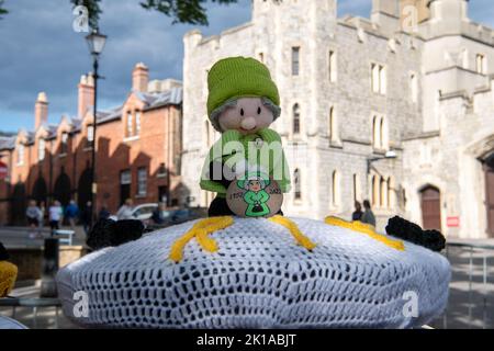 Windsor, Großbritannien. 16.. September 2022. Ihre Majestät die Königin auf einem Briefkasten vor Windsor Castle. Es wurde als Tribut von den Ickenham Postbox Toppers als Tribut an die verstorbene Königin hinterlassen. Quelle: Maureen McLean/Alamy Live News Stockfoto