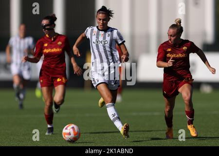 Vinovo, Italien, 16.. September 2022. Agnese Bonfantini von Juventus wird von Giada Greggi und Paloma Lazaro von AS Roma während des Spiels Serie A Femminile im Juventus Training Center, Turin, verfolgt. Bildnachweis sollte lauten: Jonathan Moscrop / Sportimage Kredit: Sportimage/Alamy Live News Stockfoto