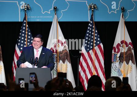 Chicago, USA. 16. September 2022. Gouverneur JB Pritzker (D-IL) nimmt am 16. September 2022 an einer politischen Veranstaltung an der University of Illinois in Chicago, IL, Teil. (Foto: Mustafa Hussain/Sipa USA) Quelle: SIPA USA/Alamy Live News Stockfoto