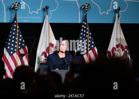 Chicago, USA. 16. September 2022. Vizepräsidentin Kamala Harris nimmt am 16. September 2022 an einer politischen Veranstaltung mit Gouverneur JB Pritzker an der University of Illinois in Chicago, IL, Teil. (Foto: Mustafa Hussain/Sipa USA) Quelle: SIPA USA/Alamy Live News Stockfoto