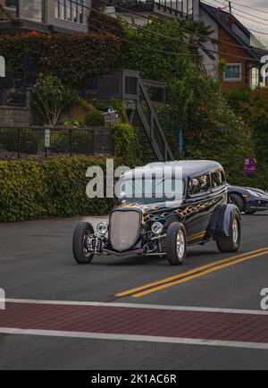 Ein Ford Roadster von 1933 bei den Rallyewagen-Shows. Vintage Ford Highboy Hot Rod fährt in der Innenstadt von White Rock BC Kanada-September 15,2022. Reisefoto Stockfoto