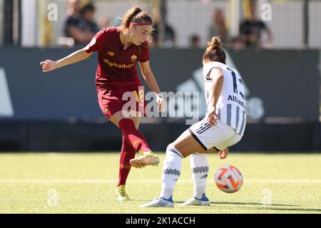 Vinovo, Italien, 16.. September 2022. Benedetta Glionna von AS Roma spielt den Ball, als Lisa Boattin von Juventus während des Spiels der Serie A Femminile im Juventus Training Center in Turin den Ball schließt. Bildnachweis sollte lauten: Jonathan Moscrop / Sportimage Kredit: Sportimage/Alamy Live News Stockfoto