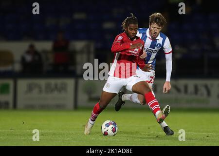 Tariq Uwakwe von Crewe Alexandra im Einsatz mit Tom Crawford von Hartlepool United während des Spiels der Sky Bet League 2 zwischen Hartlepool United und Crewe Alexandra am Dienstag, den 13.. September 2022 im Victoria Park, Hartlepool. (Kredit: Mark Fletcher | MI News) Kredit: MI Nachrichten & Sport /Alamy Live News Stockfoto