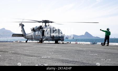 John Duncan, ein US Navy Aviation Electrician’s Mate 3. Class, leitet einen MH-60s SeaHawk, der dem Helicopter Sea Combat Squadron (HSC) 22 zugewiesen ist und vor dem Flug Kontrollen auf dem Flugdeck des Amphibientransportschiffes Mesa USS Verde (LPD 19) zur Unterstützung der Special Purpose Marine Air-Ground Task Force UNITAS LXIII durchführt, 6. September 2022. Die Hubschrauber wurden während der Übung UNITAS LXIII gestartet, um US-Marineinfanteristen und ihre Ausrüstung an Land zu bringen. UNITAS ist die weltweit am längsten laufende jährliche multinationale maritime Übung, die sich auf die Verbesserung der Interoperabilität zwischen mehreren Nationen und konzentriert Stockfoto