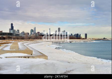 Eis und Schnee Klammern sich Ende Februar an der Seeufer am Lake Michigan in Chicago an einem Tag voller bedrohlicher Wolken. Stockfoto