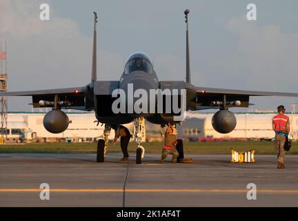 Von links nach rechts: U.S. Air Force Master Sgt. Val Stewart, Leiter der 125. Aircraft Maintenance Squadron Crew, Airman 1. Class Lakla Leis, 125. AMXS Waffenlader und Staff Sgt. Joshua Hostetler, 125. AMXS Waffenlader, führt vor dem Abflug während eines Nachtfluges auf der Jacksonville Air National Guard Base, Florida, am 14. September 2022 Vorflugkontrollen an einem F-15C Eagle-Flugzeug durch. (USA Foto der Air National Guard von Tech. Sgt. Chelsea Smith) Stockfoto