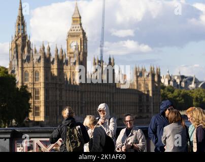 London, Großbritannien. 16.. September 2022. Nach dem Tod der britischen Königin Elizabeth Kamil Jasnski/Alamy Live News stehen Menschen in der Westminster Hall Schlange, um ihren Respekt zu zollen Stockfoto