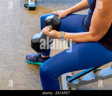 Ältere oder ältere Frauen mittleren Alters, die Gewichte heben oder Hanteln oder Hanteln in einem Fitnessstudio für Bewegung, Fitness und Krafttraining verwenden. Stockfoto