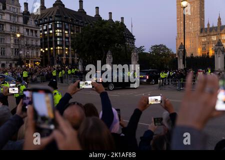 London, Großbritannien. 16.. September 2022. Gäste kommen nach dem Tod der britischen Königin Elizabeth in Westminster Hall an. Kamil Jasnski/Alamy Live News Stockfoto