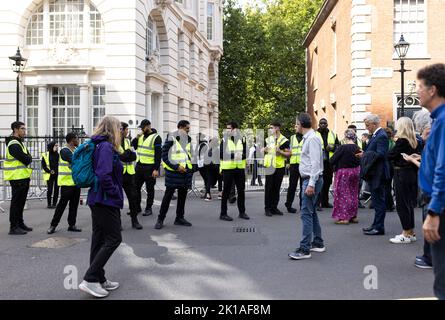London, Großbritannien. 14.. September 2022. Sicherheitsbeamte stehen Wache in der Gegend, während Menschen versuchen, einen Weg zu finden, zu beobachten, wie Sarg mit dem Leichnam von Königin Elizabeth nach dem Tod der britischen Königin Elizabeth vom Buckingham Palace in die Westminster Hall verlegt wird. Kamil Jasnski/Alamy Live News Stockfoto