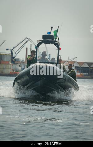 Rio De Janeiro (Sept 13, 2022) Mitglieder des Special Boat Team 22 trainieren brasilianische Pendants im Rahmen von UNITAS LXIII, 13. September 2022, wie man ein Schiff während eines Besuchs, eines Boards, einer Such- und Beschlagnahme (VBSS) fährt. UNITAS ist die am längsten laufende maritime Übung der Welt. Dieses Jahr von Brasilien ausgerichtet, bringt es multinationale Kräfte aus Belize, Brasilien, Kamerun, Chile, Kolumbien, Dominikanische Republik, Ecuador, Frankreich, Guyana, Jamaika, Mexiko, Namibia, Panama, Paraguay, Peru, Südkorea, Spanien, das Vereinigte Königreich, Uruguay und die Vereinigten Staaten führen Operationen an und vor der Küste von Rio de Jan durch Stockfoto